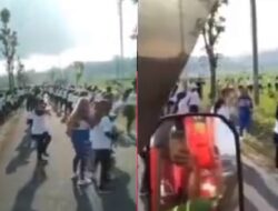 Senam Penuhi Jalan, Emak-emak Halangi Kendaraan untuk Lewat, Publik: Sebanyak itu Nyerah Bro, Muter Bumi Aja