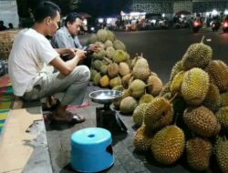Asyik! Menikmati Durian di Alun-alun Kota Pemalang, ditemani Angin Semilir