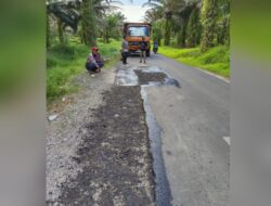 Akibat Dilintasi Kenderaan Over Tonase Lebih 30 Ton, Dinas PUPR Sergai Perbaiki Jalan Rusak