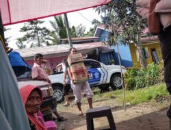 Tertangkap Kamera, Bupati Darma Wijaya Angkat Sendiri Bahan makanan Untuk Warga Terdampak Banjir