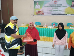 Hamzah Dampingi Bupati Serahkan Bantuan Pangan Untuk Warga