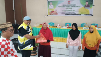 Hamzah Dampingi Bupati Serahkan Bantuan Pangan Untuk Warga