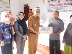 Bupati Thariq Modanggu Serahkan BLT dan Bantuan Modal UMKM di Kecamatan Tolinggula