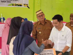 Deddy Dunggio Dampingi Bupati Gorut Serahkan Bantuan Modal Usaha Untuk Warga Gentuma