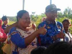 Datang ke Posko Banjir, Warga Pekan Tanjung Beringin Ajak Bupati Darma Berfoto