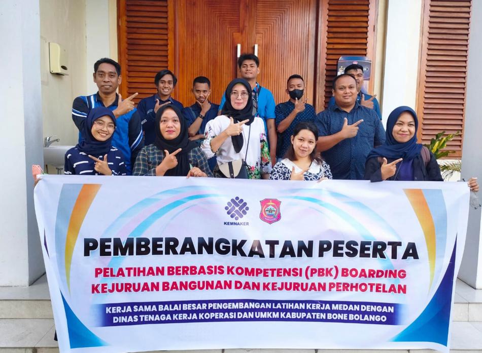 Pemberangkatan 11 orang milenial peserta PBK kerjasama Dinas Tenaga Kerja Koperasi dan UMKM Kabupaten Bone Bolango tahun anggaran 2022dan BBPLK Medan ini, berlangsung di Rumah Pribadi Bupati Bone Bolango, Minggu (18/09/2022). (F.dok.istimewa)