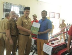 Wabup Asahan Serahkan Traktor Roda 2 Kepada 8 Kelompok Tani