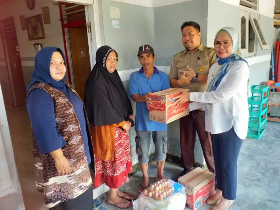 Wakil Bupati Bone Bolango, Merlan S. Uloli didampingi Kepala Pelaksana BPBD, Achril Babiyonggo dan Camat Suwawa Tengah, Oktavianus Tangahu saat menyerahkan bantuan kepada korban longsor di Desa Tolomato, Kecamatan Suwawa Tengah, Rabu (13/9/2022). (Foto Indra/Diskominfo)