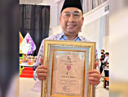 Bupati Bone Bolango Terima Anugerah Dwija Praja Nugraga dari PB PGRI