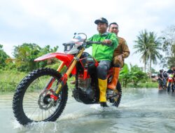 Gunakan Motor Trail, Bupati Sergai Tinjau Posko dan Beri Bantuan Untuk Korban Banjir