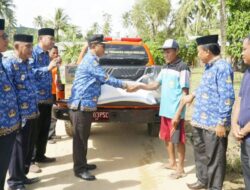 Pemkab Gorut Serahkan Bantuan Kepada Warga Desa Durian yang Rumahnya Terbawa Arus Sungai