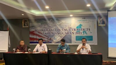 Kepala Dinas Perhubungan Provinsi Gorontalo saat membuka kegiatan sosialisasi tol laut