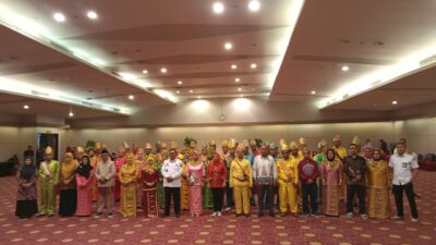 Kenakan Baju Adat, 45 Anggota PPK se-Kota Gorontalo Resmi Dilantik