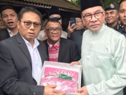 Bertemu PM Malaysia, Penjagub Hamka Serahkan Oleh-oleh Karawo Khas Gorontalo