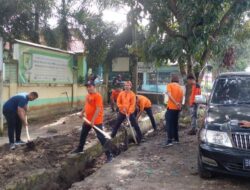 BPBD Sergai Gotong Royong Bersihkan Parit di Areal Jalan Protokol di Desa Firdaus