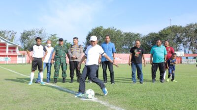 Bupati Surya Kick Off Turnamen Sepakbola Old Crack PWI Asahan 2023