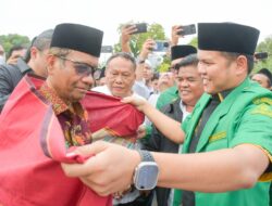 Berkunjung ke Pesantren Al-Kautsar Al-Akbar, Adlin Tambunan Ulosi Mahfud MD