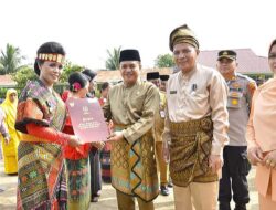 Bupati Batu Bara Berikan Lencana Penghargaan kepada Tenaga Pengajar di Hari Amal Bhakti ke-77 Kemenag RI