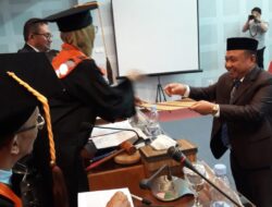 Lewat Disertasi ‘Demokrasi Setengah Hati’, Arifin Jakani Resmi Menyandang Gelar Doktor