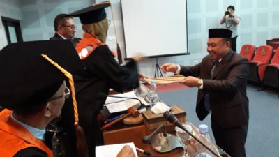 Lewat Disertasi ‘Demokrasi Setengah Hati’, Arifin Jakani Resmi Menyandang Gelar Doktor