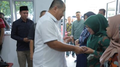 Wabup Taufik Serahkan Bantuan dari Baznas kepada Guru Honorer di Asahan