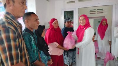 Ketua IPEMI Kabupaten Gorontalo Berbagi Takjil Buka Puasa dengan Masyarakat