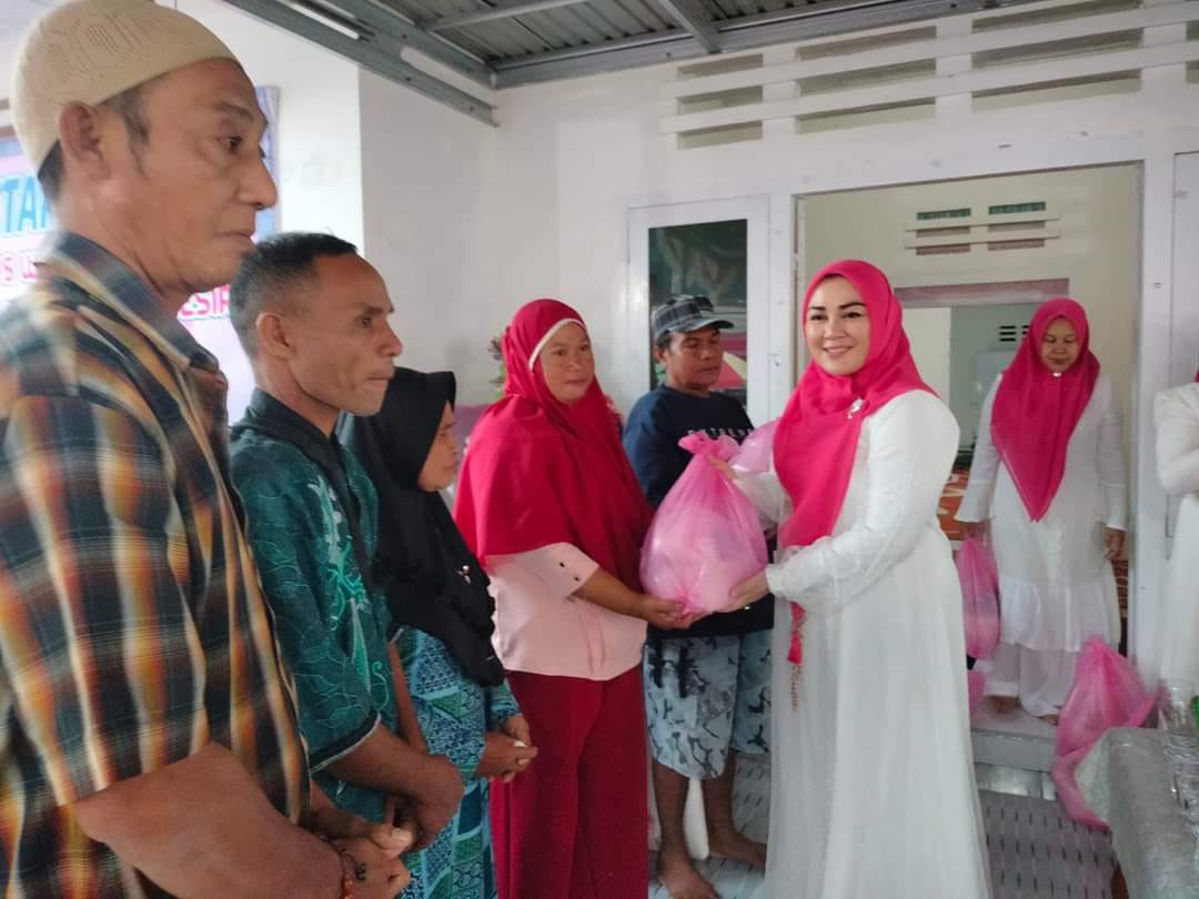 Ketua IPEMI Kabupaten Gorontalo Berbagi Takjil Buka Puasa dengan Masyarakat