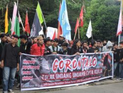 Demo GPMRG di Gorontalo Tuntut Pencabutan UU Cipta Kerja: Situasi Memburuk saat Pendemo Berusaha Masuk Gedung DPRD