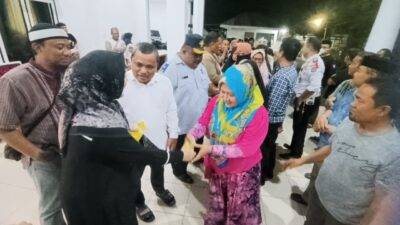 Berbagi Rejeki di Momen Akhir Ramadan, Rudis Wabup Gorontalo Diserbu Masyarakat