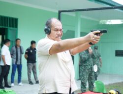 Wabup Asahan Latihan Menembak di Makodim 0208 Asahan