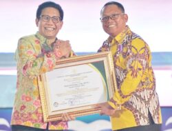 Bupati Thariq Modanggu Terima Penghargaan Bhakti Transmigrasi Dari Kemendes PDTT