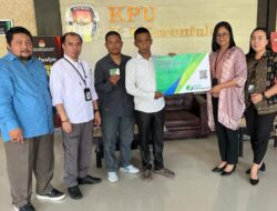BPJS Ketenagakerjaan Serahkan Kartu Kepesertaan untuk Tenaga Ad Hoc KPU di Gorontalo Menjelang Pemilu 2024