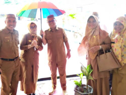 Aksi Heroiknya Curi Perhatian saat Lindungi Kepsek dari Hujan, Bupati Thariq: Penghargaan untuk Beliau yang Akan Pensiun