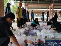 Kompak! Siswa SMK Negeri I Trenggalek Sembelih Hewan Kurban