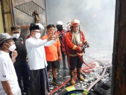Wali Kota Marten Bawa Bantuan dan Dukungan Emosional bagi Korban Kebakaran di Limba B