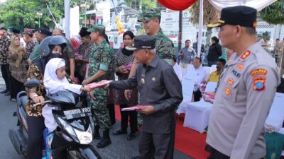 Jelang Hari Kemerdekaan, Forkopimda Asahan Bagi-bagi Bendera Merah Putih