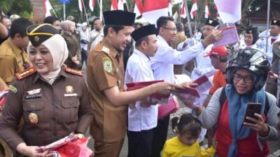 Sambut HUT ke-78 RI, Wabup Trenggalek Bersama Forkopimda Bagikan 20 Ribu Bendera Merah Putih