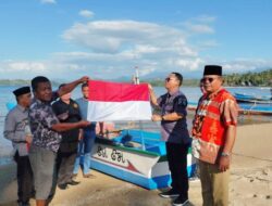 Sambut HUT RI Ke-78, Bupati Thariq Bagikan Bendera Merah Putih Kepada Nelayan Dumolodo