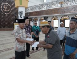 Bupati dan Wabup Asahan Serahkan Santunan BKM Agung H Achmad Bakrie Kisaran kepada Anak Yatim dan Penarik Becak