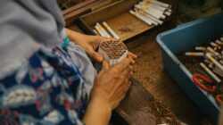 Sigaret Kretek Tangan: Pilar Ekonomi Lokal yang Terabaikan