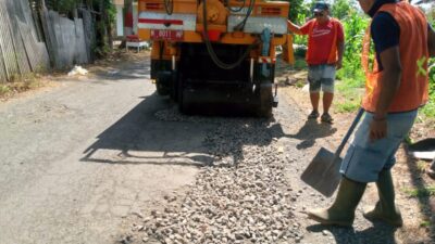 Manfaatkan Truk Alphomain, DPUPR Tiap Hari Perbaiki Infrastruktur Jalan Rusak