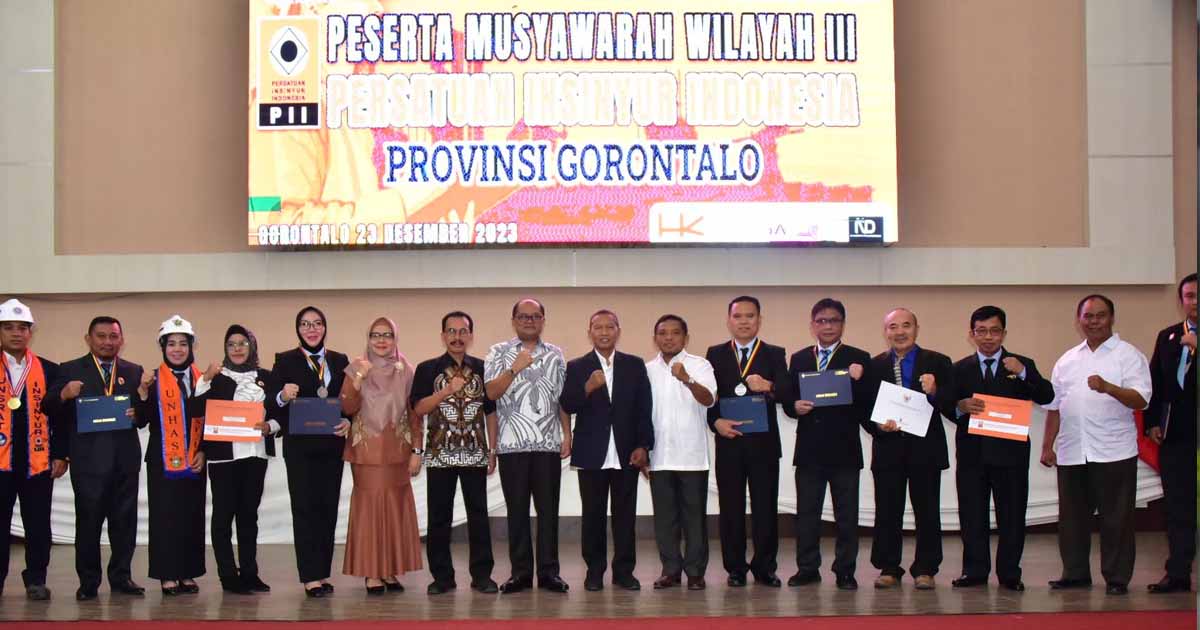 Foto bersama pada Muswil Persatuan Insinyur Indonesia Gorontalo di Banthayo Lo Yiladia, Kota Gorontalo, Sabtu (23/12/2023). (Foto : Fadil)