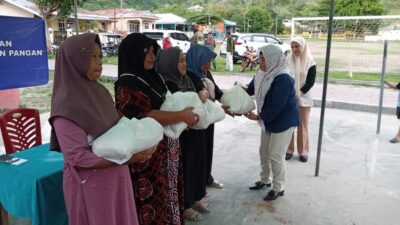 Meyke Camaru saat penyaluran bantuan kepada masyarakat bersama Dinas Pangan Provinsi Gorontalo. Kamis 07/12/2023). Foto : Hendra)
