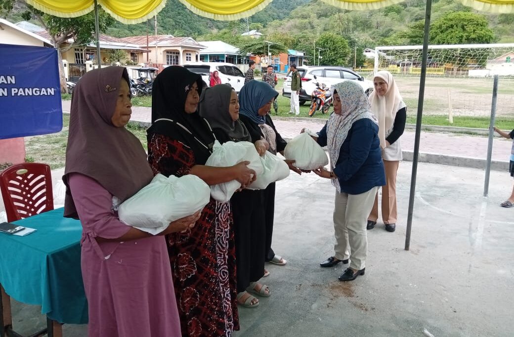 Meyke Camaru saat penyaluran bantuan kepada masyarakat bersama Dinas Pangan Provinsi Gorontalo. Kamis 07/12/2023). Foto : Hendra)