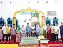 Ketua Safari Ramadhan Labuhanbatu Serahkan Bantuan di Masjid Amal
