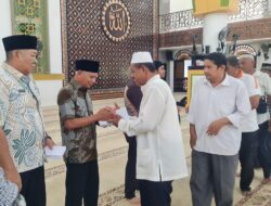 Bupati Asahan Bersama BKM Agung H Achmad Bakrie Kisaran Salurkan Bantuan kepada Anak Yatim dan Penarik Becak