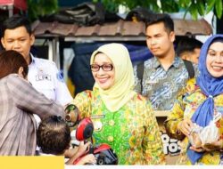 Plt Bupati Labuhanbatu Berbagi Takjil ke Warga
