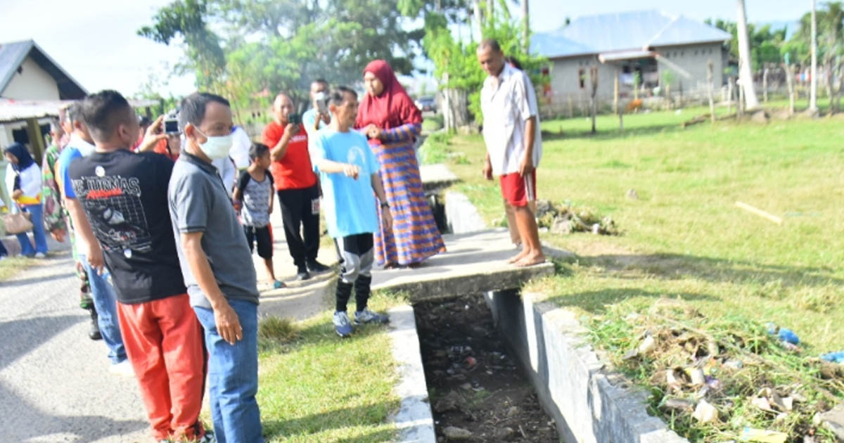 Masyarakat Didorong Tingkatkan Kebersihan Lingkungan Demi Mencegah Penyebaran DBD: Bupati Nelson Pantau Kerja Bakti Lewat VC