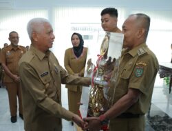 Bupati Surya Berikan Penghargaan kepada 7 Lurah di Asahan