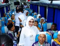 Calon Jemaah Haji Asal Labuhanbatu Naik Kereta Api Menuju Embarkasi Medan